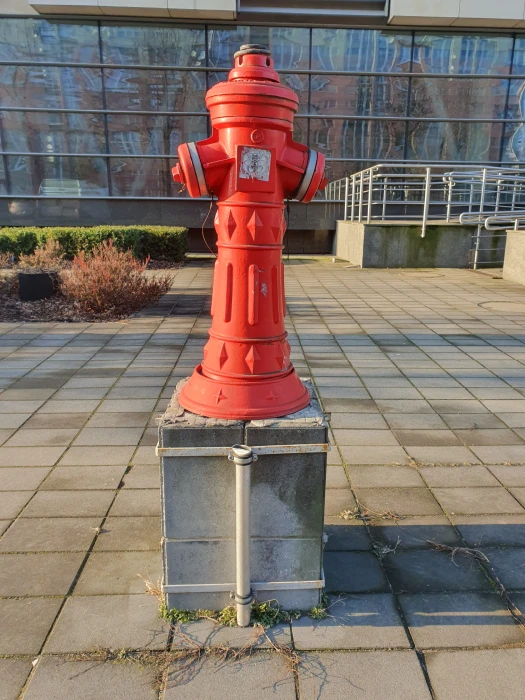 czerwony hydrant wod-kan
